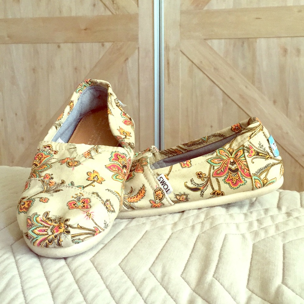 Toms shoes size 7.5